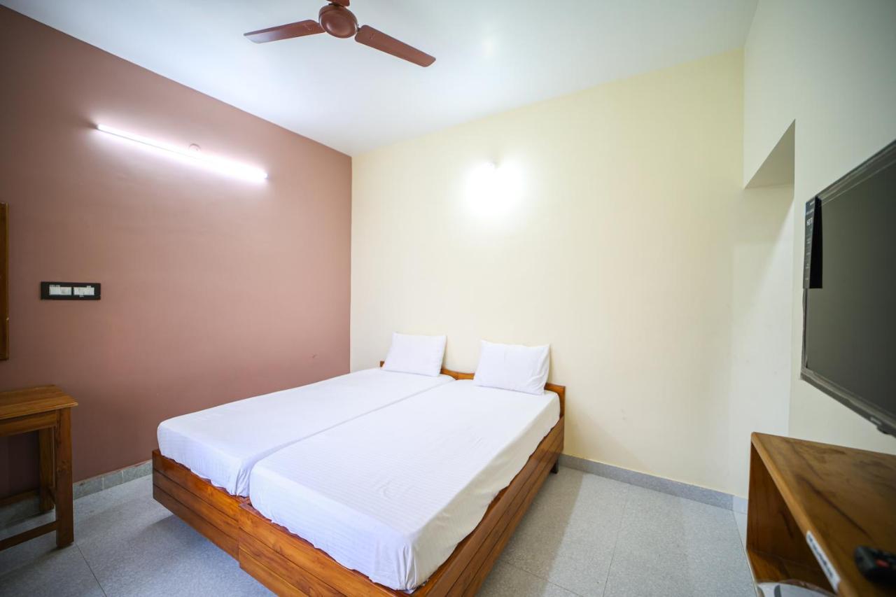 Hotel The Pothigai Palace Kuttālam Esterno foto