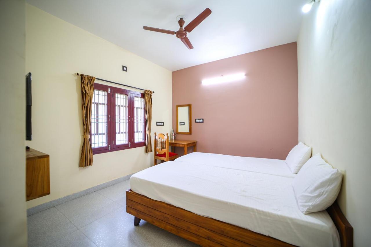 Hotel The Pothigai Palace Kuttālam Esterno foto