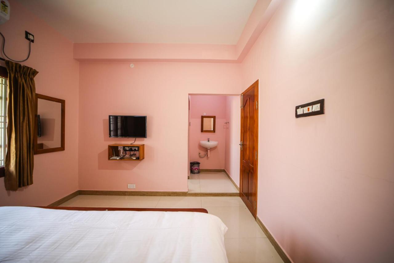 Hotel The Pothigai Palace Kuttālam Esterno foto
